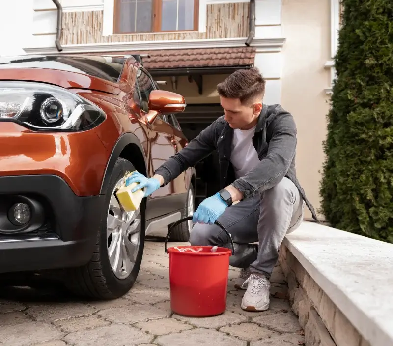 Lavage auto à domicile Pouilley-les-Vignes : professionnel intervenant sur un véhicule